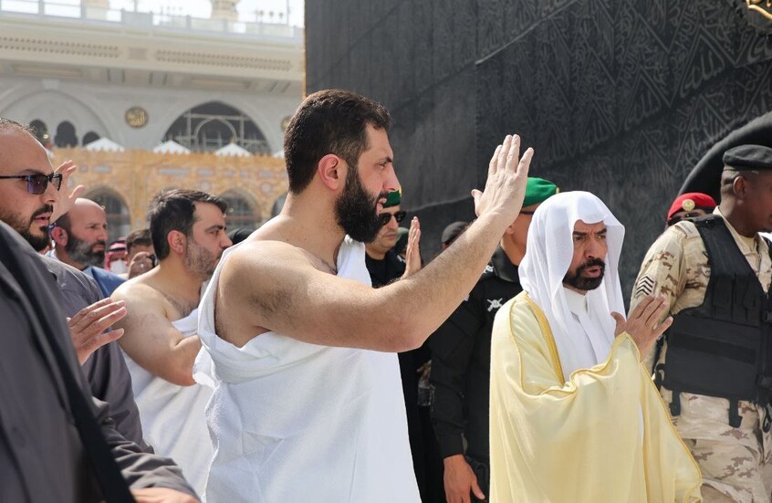 عمرة الرئيس السوري أحمد الشرع تحصد مئات آلاف المشاهدات (فيديوهات + صور)