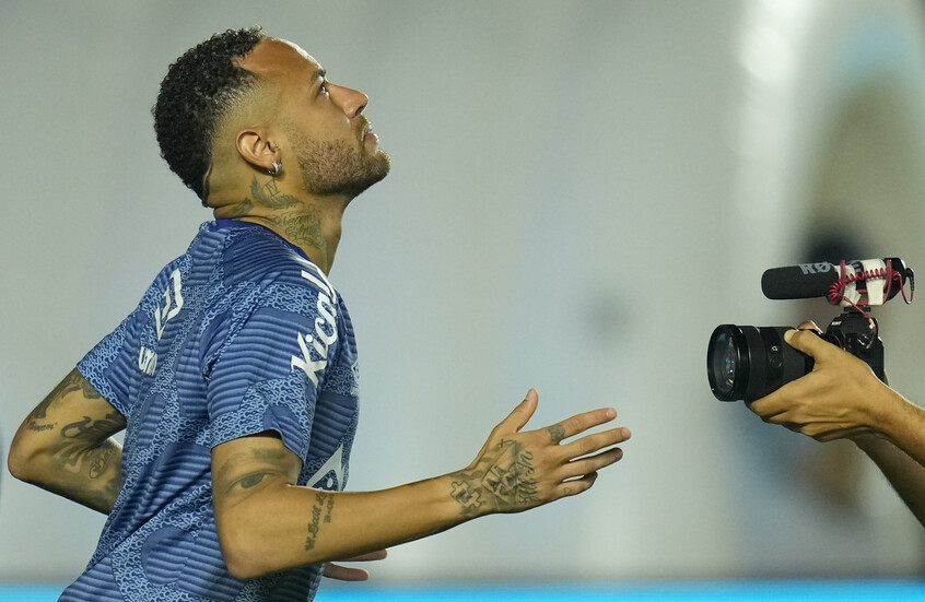 نيمار يهاجم مدرب الهلال السعودي بعد عودته لسانتوس