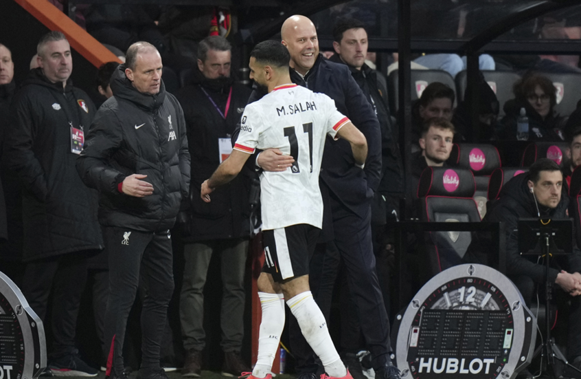 "ماذا لو حدث السيناريو الأسوأ"؟.. الهداف التاريخي للدوري الإنجليزي يحذر ليفربول بشأن صلاح