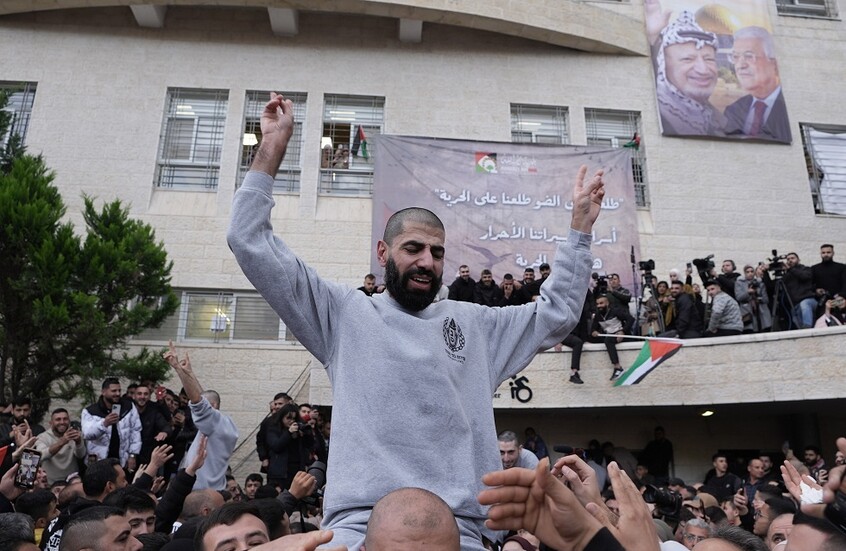 القوات الإسرائيلية تشن حملة مداهمات على منازل ذوي الأسرى المنوي الإفراج عنهم اليوم (صورة)