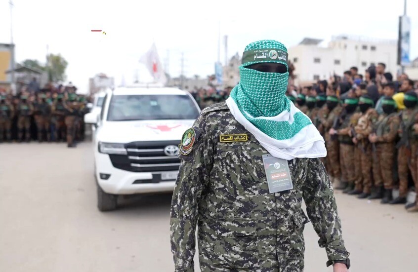 "القسام" تبث مشاهد من تسليم الدفعة الخامسة من الأسرى الإسرائيليين (فيديو)