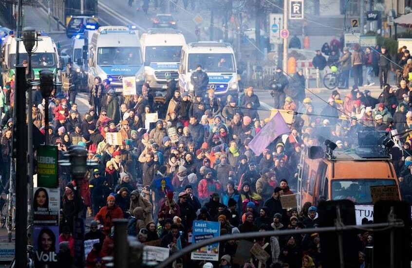 مئات الأشخاص يحتجون مجددا في العاصمة الألمانية ضد التيار اليميني