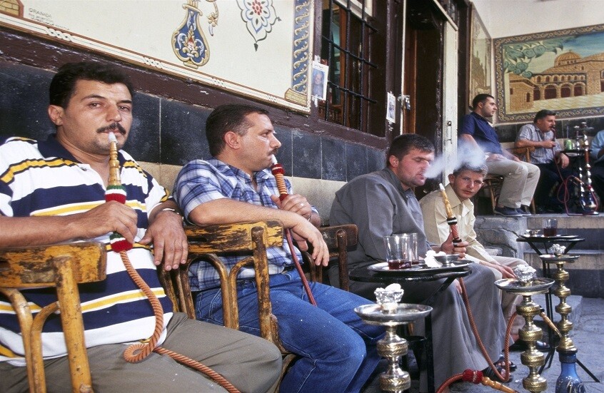 خبير: تدخين الشيشة يعزز انتشار العدوى في الجسم