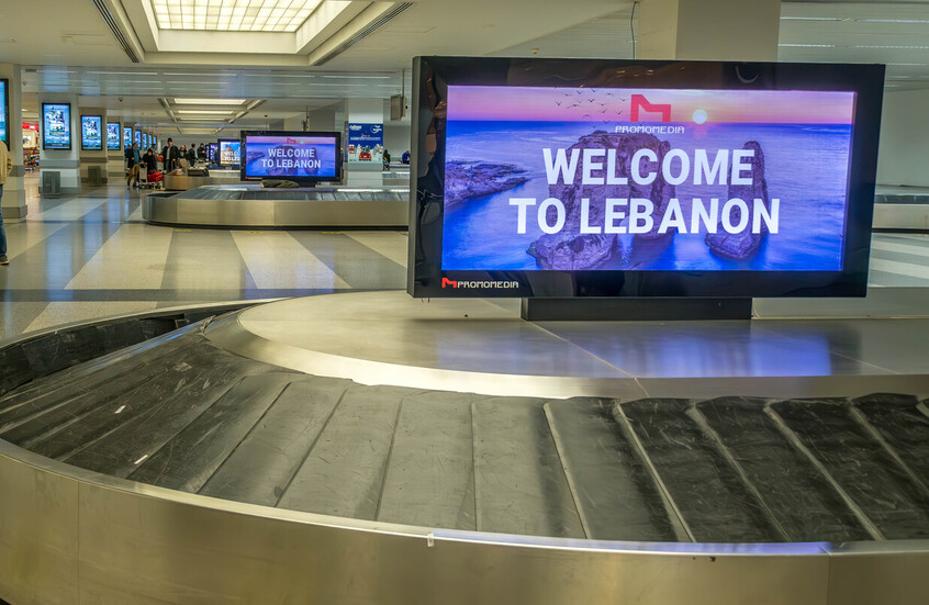 لبنان.. منع طائرة إيرانية من التوجه والهبوط في بيروت وقطع طريق المطار احتجاجا (فيديوهات + صور)