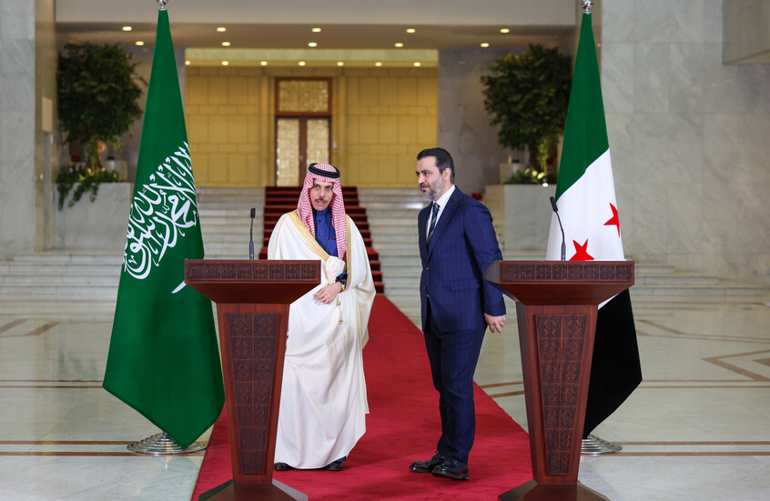 لحظة دبلوماسية رمزية.. لقطة "ودية" لوزيري خارجية السعودية وسوريا في باريس تثير تفاعلا واسعا (فيديو)