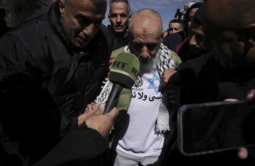 "الهلال الأحمر" ينقل 4 أسرى فلسطينيين محررين إلى المشفى