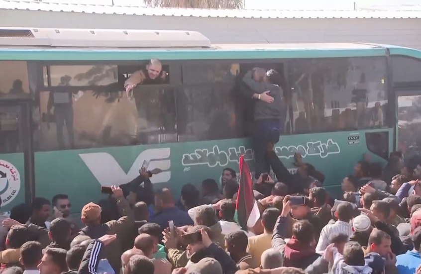 حافلات الأسرى الفلسطينيين المحررين تصل إلى غزة