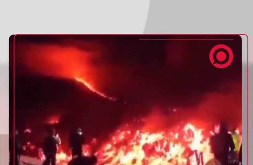 بركان جبل إتنا الإيطالي يجمع الحمم بالجليد في مشهد خلاب