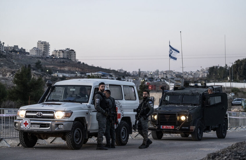 القوات الإسرائيلية تعتدي على الأسرى الفلسطينيين بالضرب والغاز في سجن عوفر