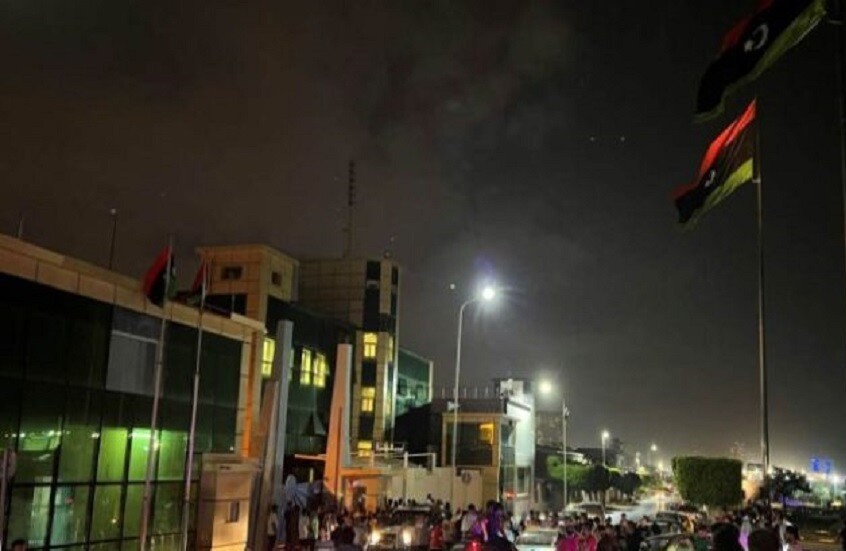 طبيب يتصدر الترند في ليبيا بعد إنقاذه فريقا أجنبيا من التحرش والاعتداء