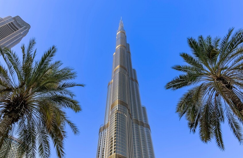 ولي عهد دبي حمدان بن محمد يقفز من أعلى برج خليفة (فيديو)