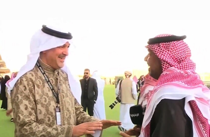 "كلنا معاريس اليوم".. مراسل سعودي يمازح الأمير بندر بن خالد الفيصل والأخير يرد (فيديو)