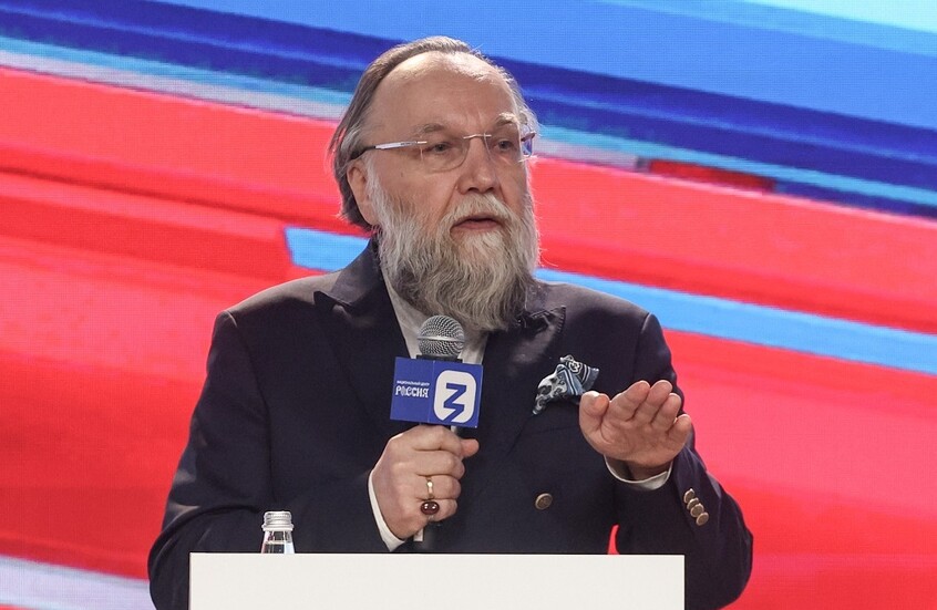 عالم روسي شهير: ترامب يسعى إلى هدنة مع موسكو ولكنه مقيد باتفاقيات الإدارة الأمريكية السابقة