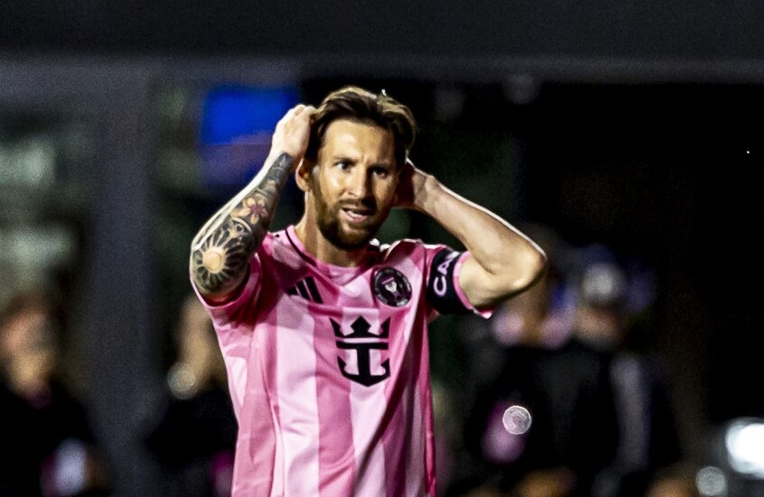 شاهد.. لاعب يحاول أن يستفز ميسي بتقليد حركة رونالدو أمام عينيه