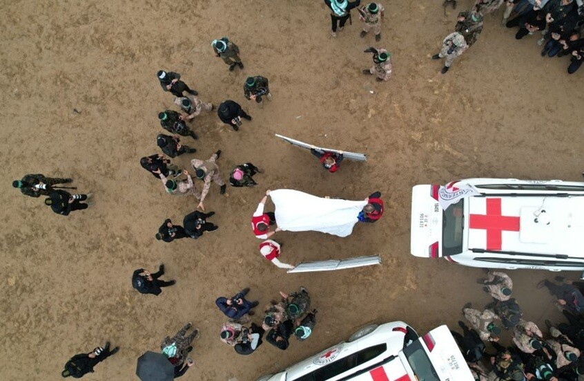 الصليب الأحمر يستعد لعملية تبادل أسرى خلال ساعات بين "حماس" وإسرائيل (فيديو)