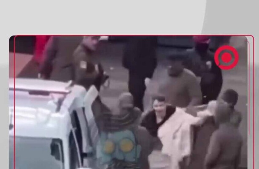 أوكراني ووالدته يصارعان عناصر تجنيد نظام كييف الذين حاولوا اقتياده إلى الجبهة قسرا