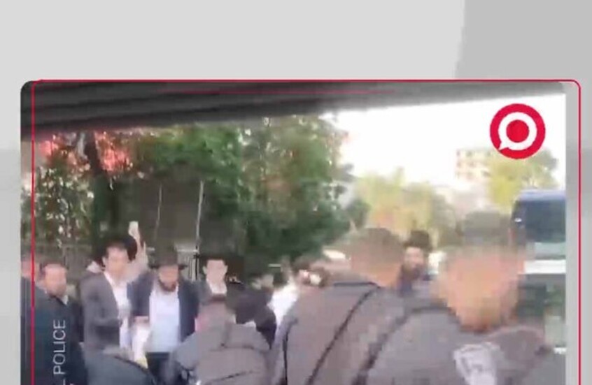 يهود من الحريديم يغلقون طريقا سريعا وسط إسرائيل احتجاجا على تجنيدهم في الجيش