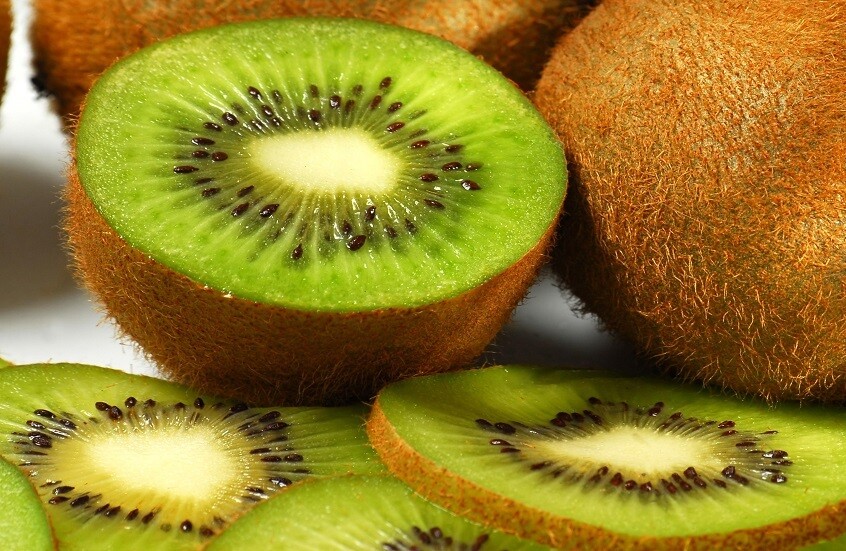 للحفاظ على خصائصه المفيدة.. الطريقة الصحيحة لتناول الكيوي