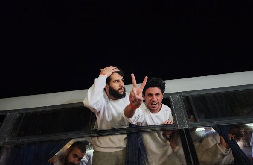 "حماس" تدعو ترامب إلى لقاء الفلسطينيين المفرج عنهم من السجون الإسرائيلية