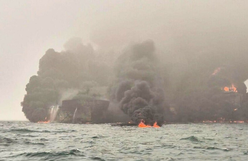 إجلاء 32 شخصا بعد حادث اصطدام ناقلة نفط وسفينة شحن قبالة سواحل بريطانيا