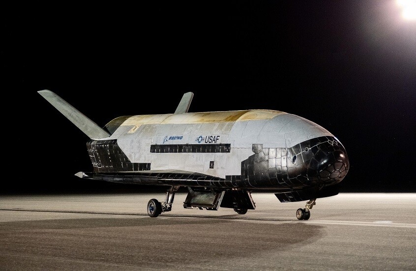 مركبة X-37B الأمريكية الغامضة تعود إلى الأرض