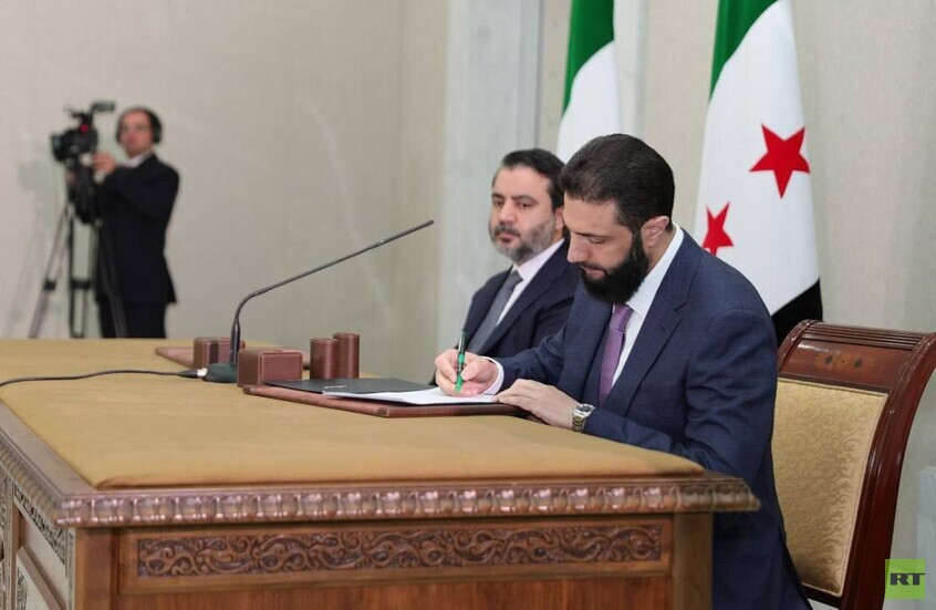 بعد توقيع الشرع عليه.. أبرز بنود وأسس الإعلان الدستوري في سوريا