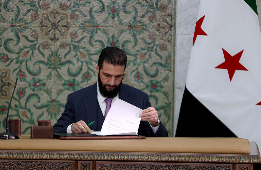 "عزل الرئيس وفصله"... أهم بنود مسودة دستور سوريا للمرحلة الانتقالية