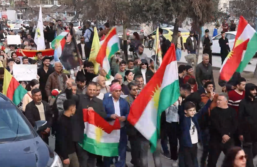 سوريا.. مئات الأكراد يتظاهرون في القامشلي ضد الإعلان الدستوري