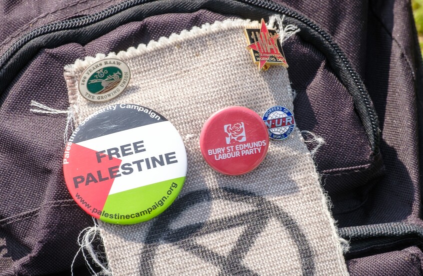 صحيفة: حظر ارتداء شارات مؤيدة لفلسطين على العاملين بمستشفيات في لندن