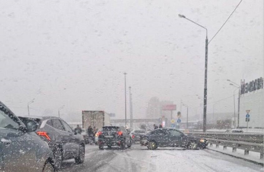 اصطدام جماعي في حادثين مروريين بموسكو بسبب التغير المفاجئ في الأحوال الجوية (فيديو)