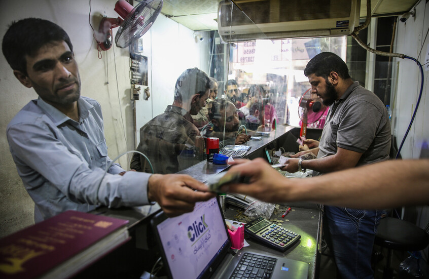 السوريون يشتكون: شركات الصرافة تسرقنا