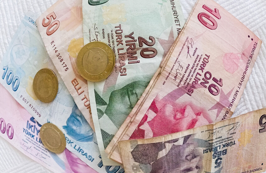 الليرة التركية تهوي أمام الدولار إلى مستوى تاريخي