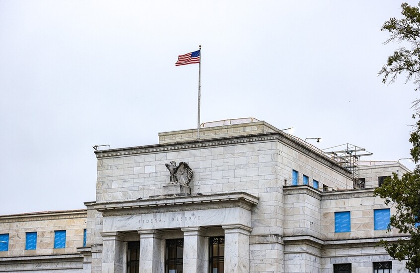 الفيدرالي الأمريكي يبقي على سعر الفائدة دون تغيير وسط مخاوف من التضخم
