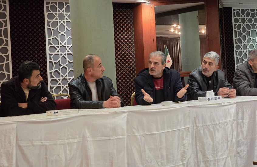 سوريا.. اللجنة الأمنية في اللاذقية تجتمع مع وجهاء وأعيان الدالية والقطيلبية لتلسيم السلاح (صور)
