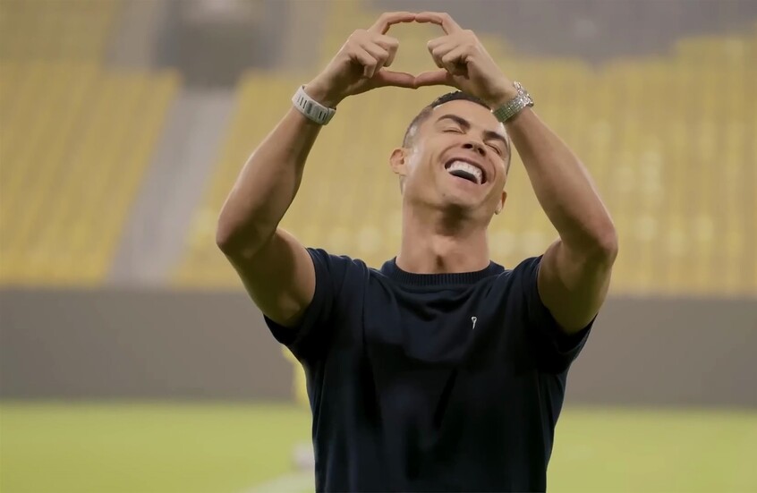 طفل يبكي ورونالدو يلبي النداء (فيديو)