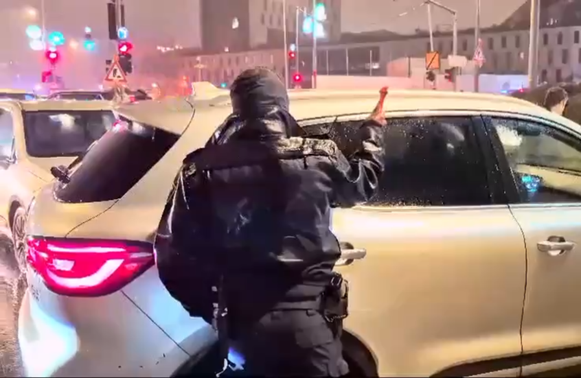 شرطي إسرائيلي يحطم زجاج مركبة تعيق حركة المرور في القدس احتجاجا على إقالة رئيس جهاز الشاباك (فيديو)