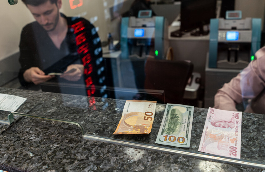 الليرة التركية تشهد أسوأ أداء أسبوعي منذ عام.. وبورصة اسطنبول تخسر 10 مليارات دولار
