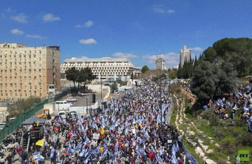 بدعم من زعماء المعارضة.. آلاف الإسرائيليين يتظاهرون رفضا لعزل المستشارة القانونية (فيديو)