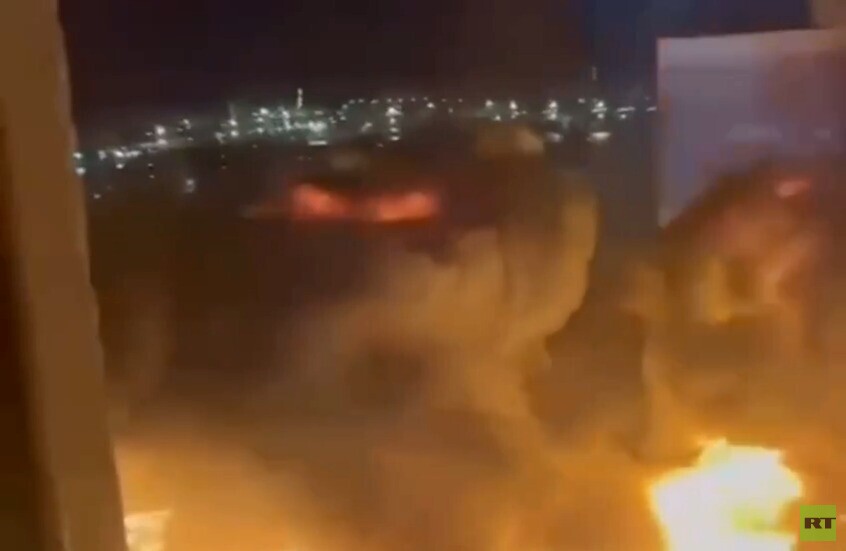 مجهول يضرم النار ويتسبب باحتراق 22 سيارة في فلاديفوستوك (فيديوهات)