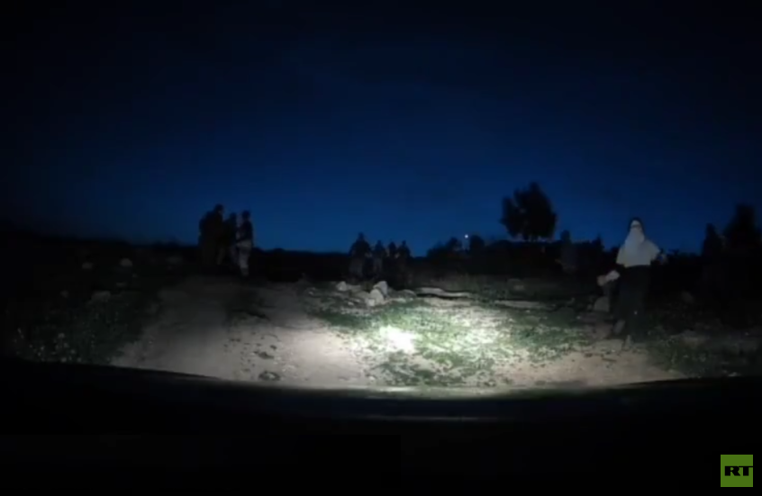 حائز أوسكار.. مستوطنون يعتدون على مخرج فلسطيني والجيش الإسرائيلي يقتاده لجهة غير معلومة (فيديو)
