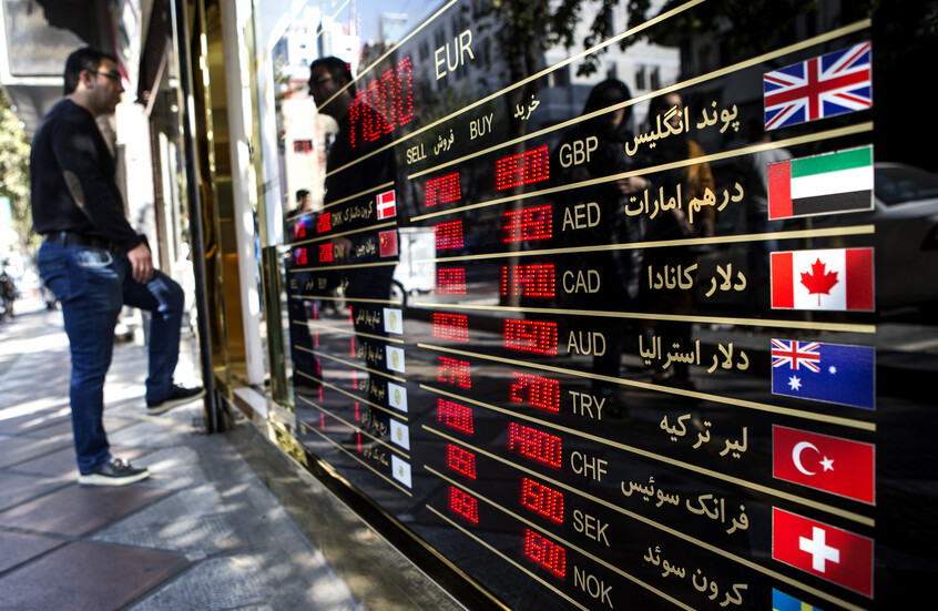 العملة الإيرانية تهوي لمستوى قياسي أمام الدولار