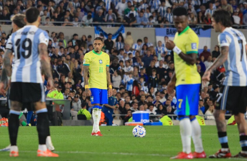بدون ميسي.. الأرجنتين تصدم رافينيا وتدك شباك البرازيل برباعية (فيديو)