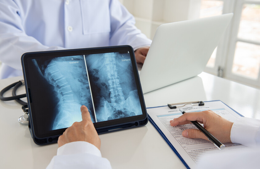 اختراق طبي ياباني.. مريض شلل كلي يستعيد حركته بعد علاج بالخلايا الجذعية