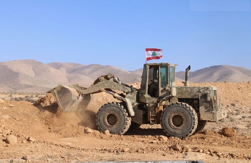 الجيش اللبناني يعلن إغلاق طريقين شقهما الجيش الإسرائيلي في اللبونة وإزالة شريط شائك من عيترون (صور)
