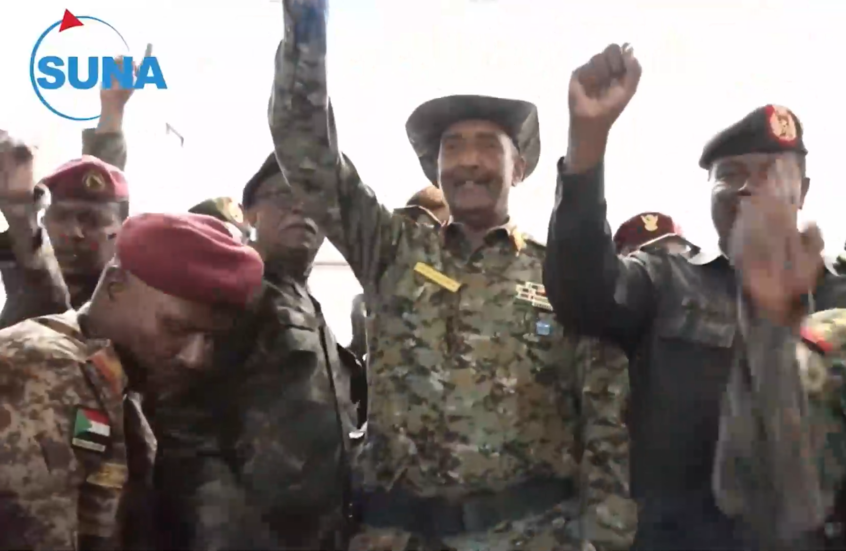 البرهان مع جنود الجيش السوداني يدخل القصر الرئاسي في الخرطوم
