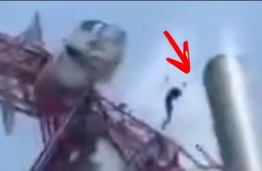مشاهد مرعبة لسقوط عامل رافعة من حجرة القيادة في أثناء الزلزال الذي ضرب تايلاند