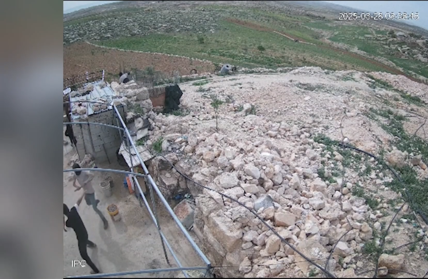 مشاهد لاعتداء المستوطنين على قرية فلسطينية