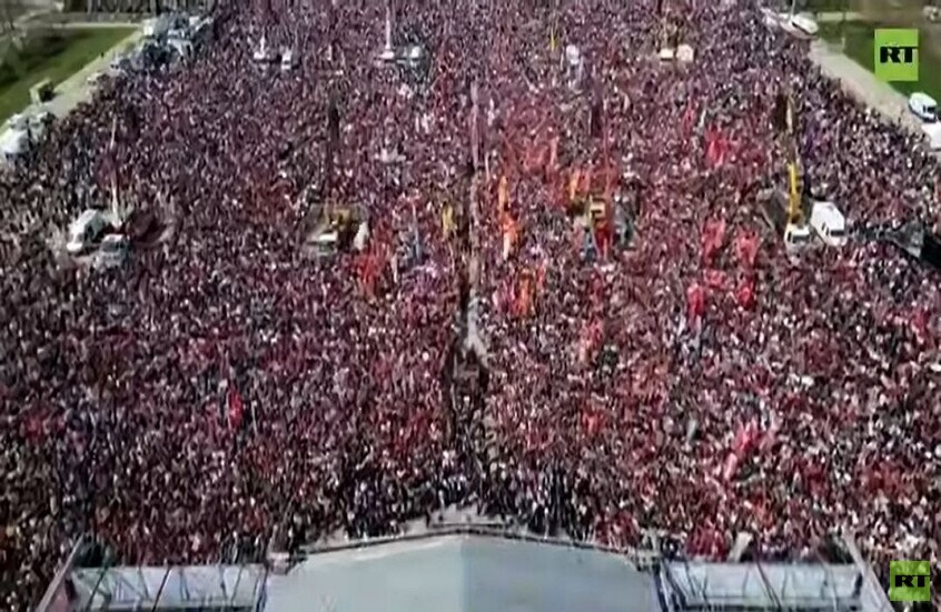 زعيم المعارضة التركية يندّد بـ"الانقلاب المدني" ويوجه تحية لأكرم إمام أوغلو في المعتقل