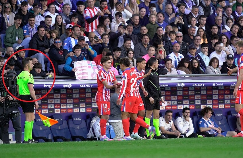 موقف صعب ومحرج لحكم مباراة أتلتيكو مدريد وإسبانيول (صورة)