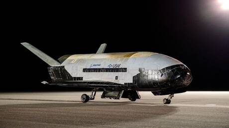 مركبة X-37B الأمريكية الغامضة تعود إلى الأرض